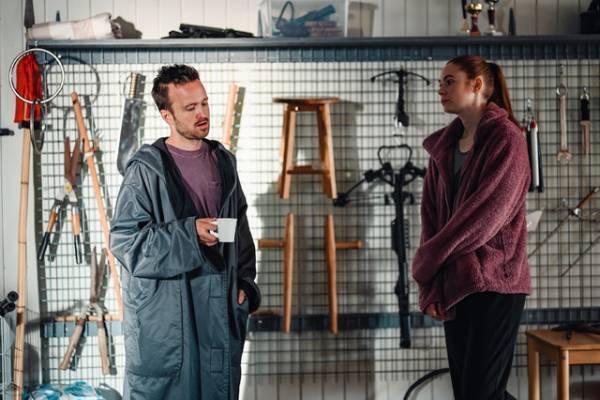 同じ顔の2人、生き残れるのは1人だけ…カレン・ギラン主演『デュアル』特報