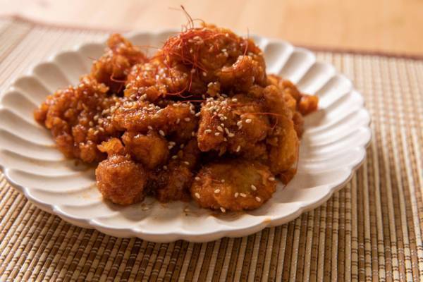 稲垣莉生も「美味しい！」チキンが食べたくなる『エクストリーム・ジョブ』　「ドラマ観ながら、なに食べよ?」第8回