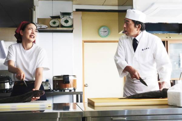 のん、現世では叶わなかった“家族写真”も『天間荘の三姉妹』新場面写真