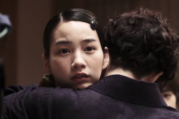 のん、現世では叶わなかった“家族写真”も『天間荘の三姉妹』新場面写真