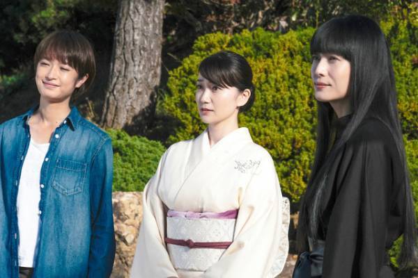 のん、現世では叶わなかった“家族写真”も『天間荘の三姉妹』新場面写真