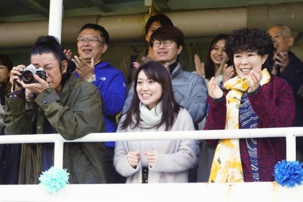 のん、現世では叶わなかった“家族写真”も『天間荘の三姉妹』新場面写真