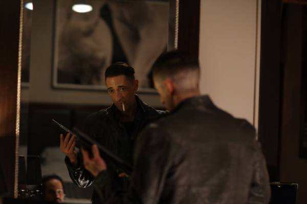 新生エイドリアン・ブロディが魅せる『クリーン ある殺し屋の献身』メイキング写真解禁