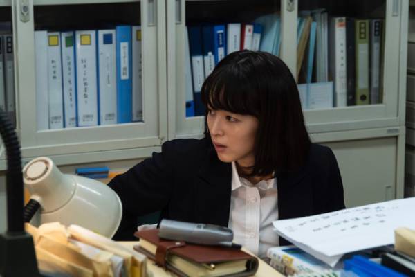 清野菜名“雫”、夢に向かって奮闘中！実写『耳をすませば』職場の場面写真公開