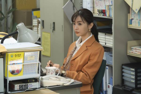清野菜名“雫”、夢に向かって奮闘中！実写『耳をすませば』職場の場面写真公開
