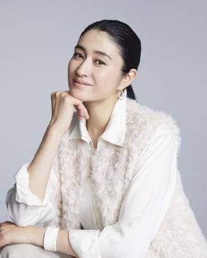 小雪、12年ぶりの映画主演！盲ろうの大学教授の半生描く『桜色の風が咲く』公開決定