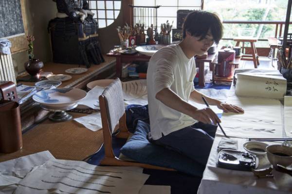 横浜流星＆清原果耶らが水墨画と向き合う『線は、僕を描く』場面写真