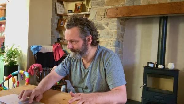 「グッド・オーメンズ」スタイルで登場!?「ステージド」舞台“裏”画像解禁