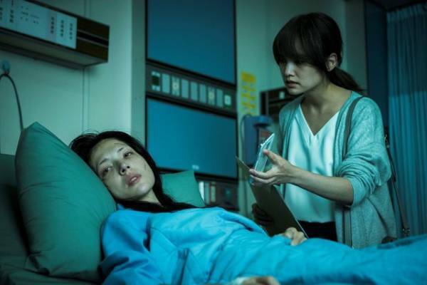 表現されているのは「都市に生きる人々の執念」『紅い服の少女』監督コメント＆場面写真