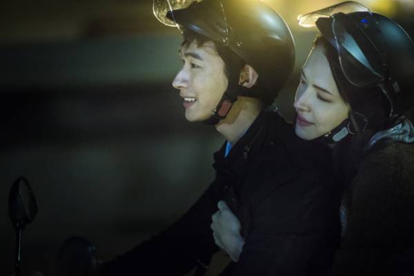 表現されているのは「都市に生きる人々の執念」『紅い服の少女』監督コメント＆場面写真