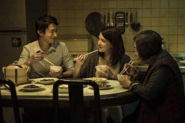 表現されているのは「都市に生きる人々の執念」『紅い服の少女』監督コメント＆場面写真