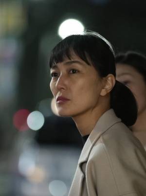 板谷由夏主演で描く他人事ではない“社会的孤立”…『夜明けまでバス停で』予告編公開