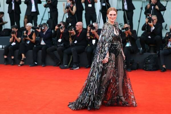 第79回ヴェネチア国際映画祭が開幕 ジュリアン・ムーア、テッサ・トンプソンらがゴージャスドレスを披露