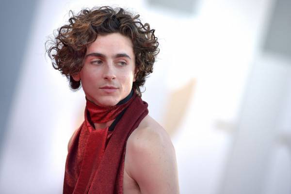 ティモシー・シャラメの大胆な“背中見せ”が話題に！ヴェネチア国際映画祭『Bones and All』レッドカーペット