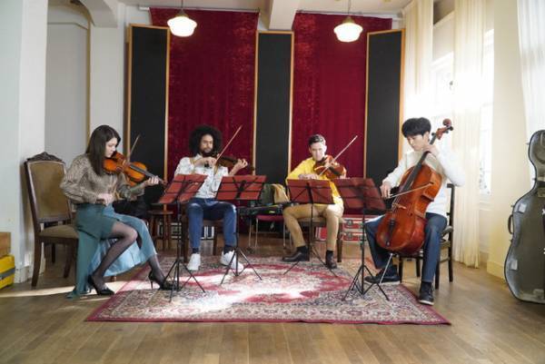 松坂桃李“聖司”が演奏に励む…実写映画『耳をすませば』場面写真