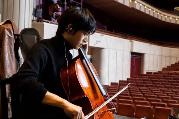 松坂桃李“聖司”が演奏に励む…実写映画『耳をすませば』場面写真