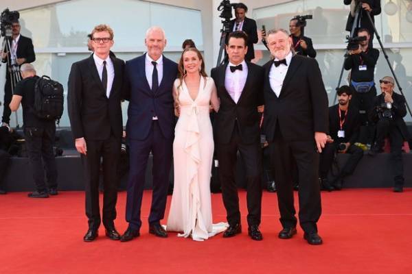 コリン・ファレルら笑顔『イニシェリン島の精霊』ヴェネチアで15分のスタンディングオベーション