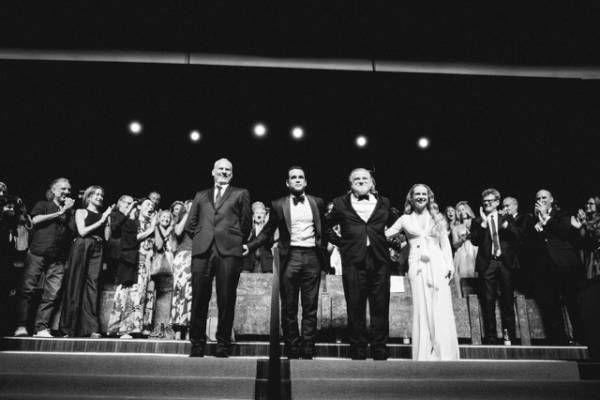 コリン・ファレルら笑顔『イニシェリン島の精霊』ヴェネチアで15分のスタンディングオベーション