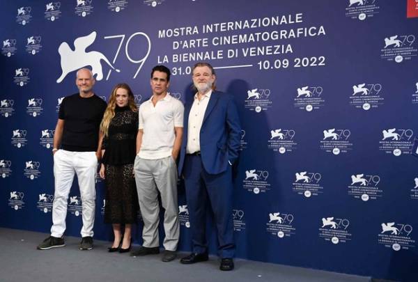 コリン・ファレルら笑顔『イニシェリン島の精霊』ヴェネチアで15分のスタンディングオベーション