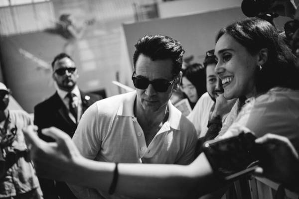 コリン・ファレルら笑顔『イニシェリン島の精霊』ヴェネチアで15分のスタンディングオベーション