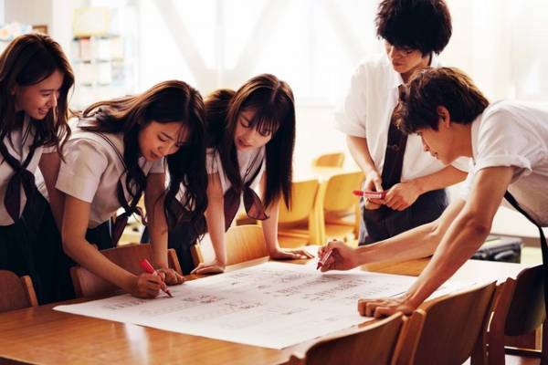 橋本環奈＆眞栄田郷敦が見つめ合う…キラキラ青春も映し出す『カラダ探し』予告