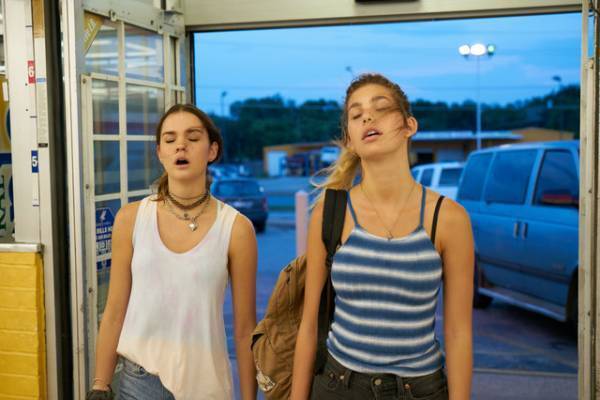 A24が贈る“暗黒時代”を笑い飛ばす青春ガールズムービー『ネバー・ゴーイン・バック』公開決定