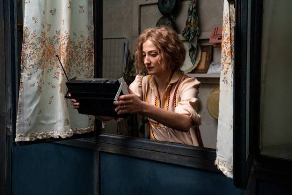 衝撃の告白から夫婦のほころび…アルバ・ロルヴァケルの凄みに注目『靴ひものロンド』本編映像