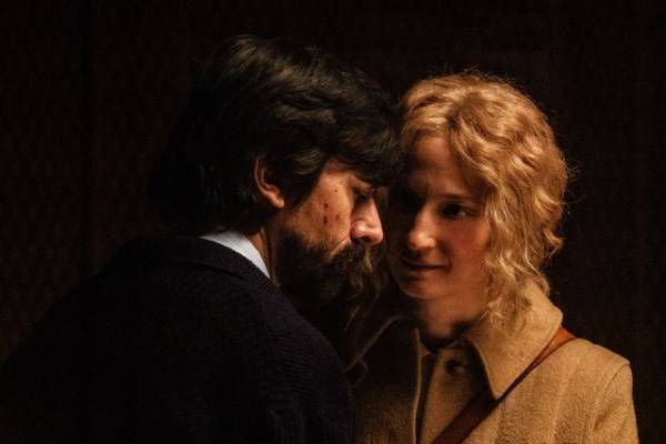 衝撃の告白から夫婦のほころび…アルバ・ロルヴァケルの凄みに注目『靴ひものロンド』本編映像