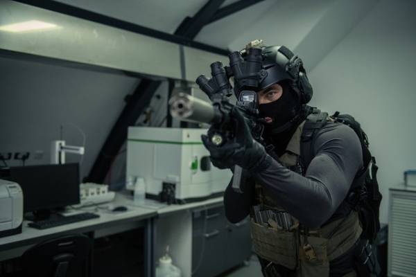 クリス・パイン「素晴らしいドラマと、アクションスリラーを兼ね備えた作品」『ザ・コントラクター』インタビュー動画