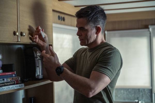 クリス・パイン「素晴らしいドラマと、アクションスリラーを兼ね備えた作品」『ザ・コントラクター』インタビュー動画