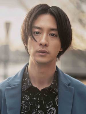 渡部秀＆前野朋哉、ドラァグクイーンドレス姿公開『ひみつのなっちゃん。』