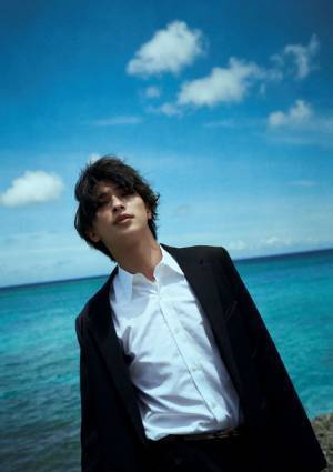 横浜流星、2023年カレンダーはオール沖縄ロケ！