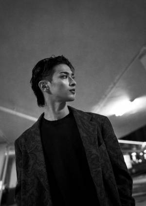 横浜流星、2023年カレンダーはオール沖縄ロケ！