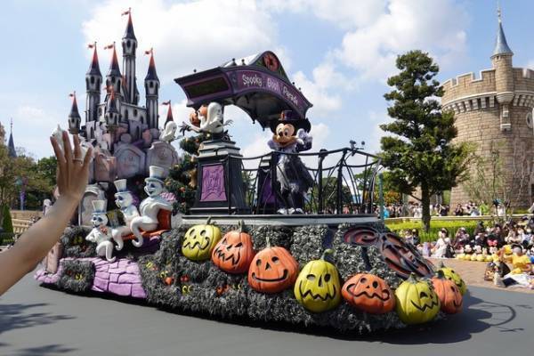 【ディズニー】ゴースト衣装のミッキーがパレードに登場！3年ぶりのスペシャルイベント「ディズニー・ハロウィーン」