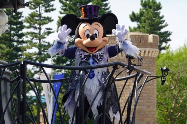 【ディズニー】ゴースト衣装のミッキーがパレードに登場！3年ぶりのスペシャルイベント「ディズニー・ハロウィーン」