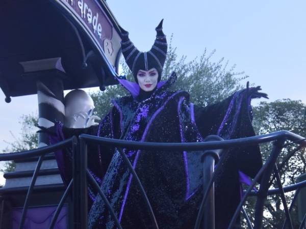 【ディズニー】「ザ・ヴィランズ・ロッキン・ハロウィーン」お披露目　ヴィランズの手下たちも復活！