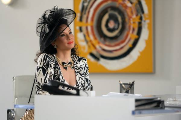 ルーシー・リュー「ビンテージの香りが物語をリアルなものに」新ドラマ「Why Women Kill」の衣装を語る