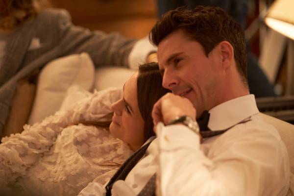 人類滅亡直前、聖夜に集った家族たち切り取る『サイレント・ナイト』場面写真