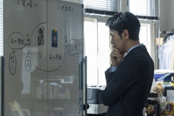 妻夫木聡、ある男“X”の真相に迫る…『ある男』新場面写真