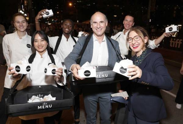 招かれた“特別”な客たち写す…『ザ・メニュー』本ポスター解禁＆トロント国際映画祭の様子も