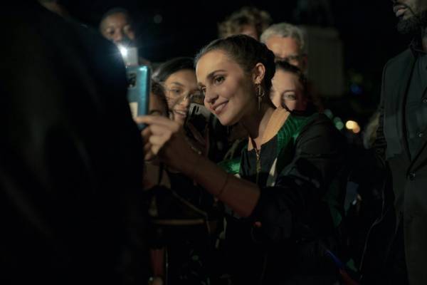 アリシア・ヴィキャンデル主演、A24×HBO制作ドラマ「イルマ・ヴェップ」11月3日より配信