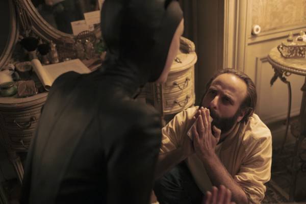 アリシア・ヴィキャンデル主演、A24×HBO制作ドラマ「イルマ・ヴェップ」11月3日より配信