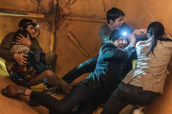 地上と地下...何気ない日常から決死のサバイバルへ『奈落のマイホーム』場面写真