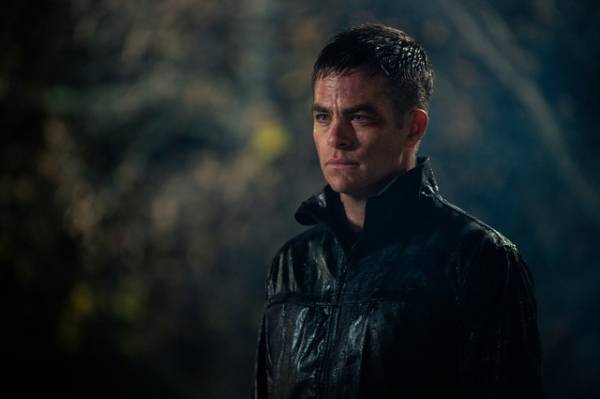 クリス・パイン、敵を一網打尽！『ザ・コントラクター』メイキング映像