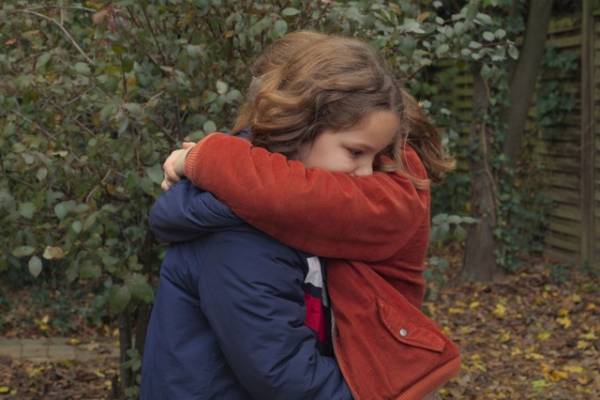 セリーヌ・シアマが描く“母と娘”のもっともしあわせな時『秘密の森の、その向こう』