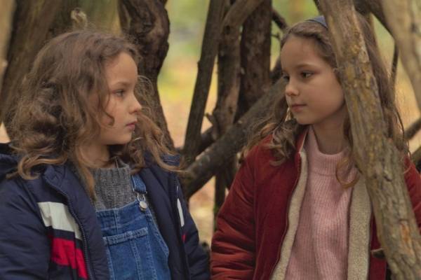 セリーヌ・シアマが描く“母と娘”のもっともしあわせな時『秘密の森の、その向こう』