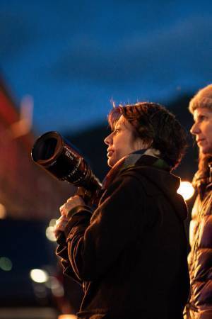 エシー＆トーマシン、“逃避行”の裏側は和気あいあい『ドライビング・バニー』メイキング映像