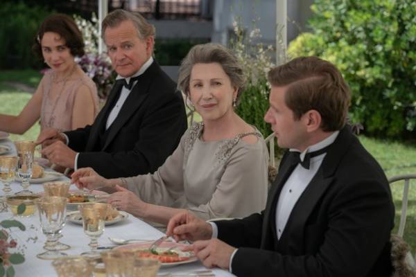 南仏の別荘で食事を楽しむクローリー家の面々をとらえる『ダウントン・アビー／新たなる時代へ』本編映像
