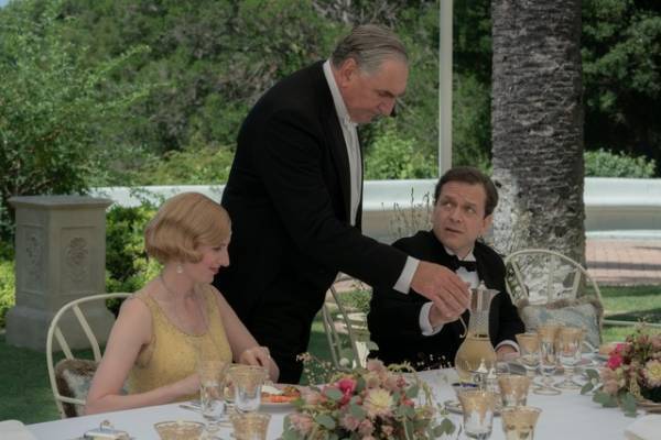 南仏の別荘で食事を楽しむクローリー家の面々をとらえる『ダウントン・アビー／新たなる時代へ』本編映像