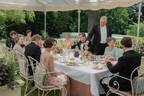南仏の別荘で食事を楽しむクローリー家の面々をとらえる『ダウントン・アビー／新たなる時代へ』本編映像